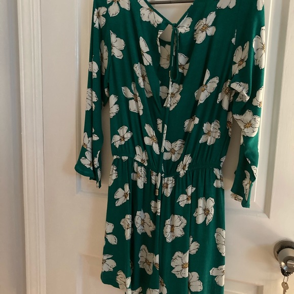 🌼 Lulu’s MinkPink Green Floral Romper 🌼 - Picture 4 of 4